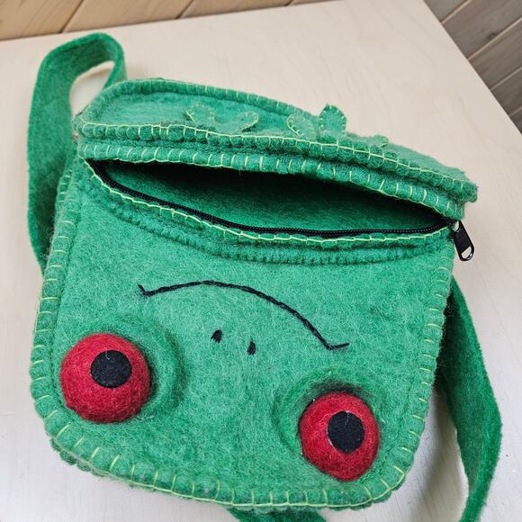 Hand Felted Frog Backpack Kids Children Green zipper pockets adjustable straps - Picture 6 of 7